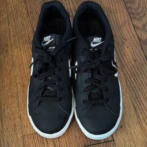 Excellent condition! Nike- Women’s Casual Tennis Shoes, Size 7.5.